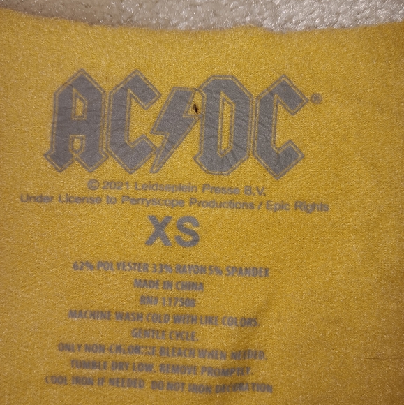 AC/DC ~ Yellow 1979 World Tour Cut-Neck Oversized Sweatshirt XS - Picture 6 of 9